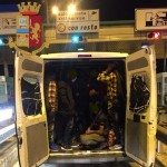 27 tra indiani e pakistani in un furgone