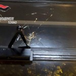 A Chivasso spara contro la porta a vetri di un condominio, arrestato