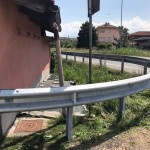 A Feletto un guard rail a protezione di alcune case