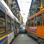 Auto incastrata tra due tram