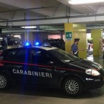 Chiude il bambino in auto arrivano i Carabinieri
