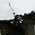 Crolla un campanile su una casa nessun ferito ma tre famiglie evacuate