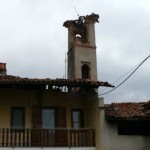 Crolla un campanile su una casa nessun ferito ma tre famiglie evacuate 2
