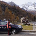 In auto con un grosso pugnale