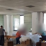 Laboratorio tessile per produrre mascherine e camici con lavoratori irregolari