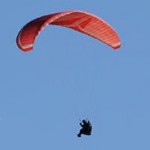 Letame sulla pista di atterraggio della gara nazionale di parapendio