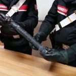 Nasconde un'arma impropria in auto