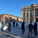 Operatori delle palestre manifestano sotto la Regione vestiti da fantasmi