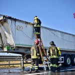 Prende fuoco un mezzo carico di accumulatori al piombo 2