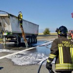 Prende fuoco un mezzo carico di accumulatori al piombo 3