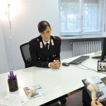 Rapina una donna davanti alla caserma dei Carabinieri, extracomunitario arrestato