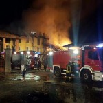 Un incendio distrugge il tetto di un fienile