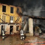 Un incendio distrugge il tetto di un fienile 2